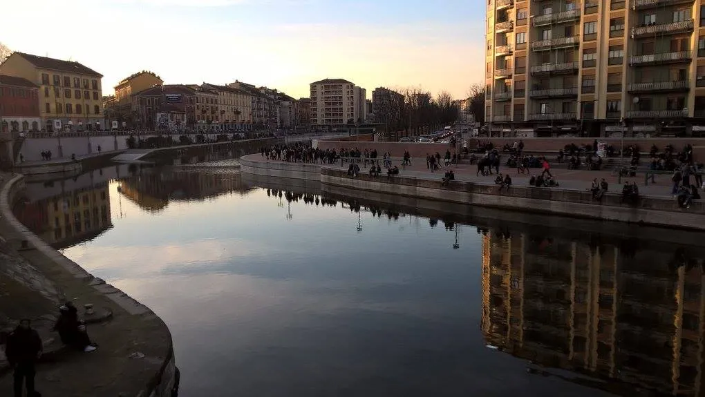 Passeggiata sul naviglio
